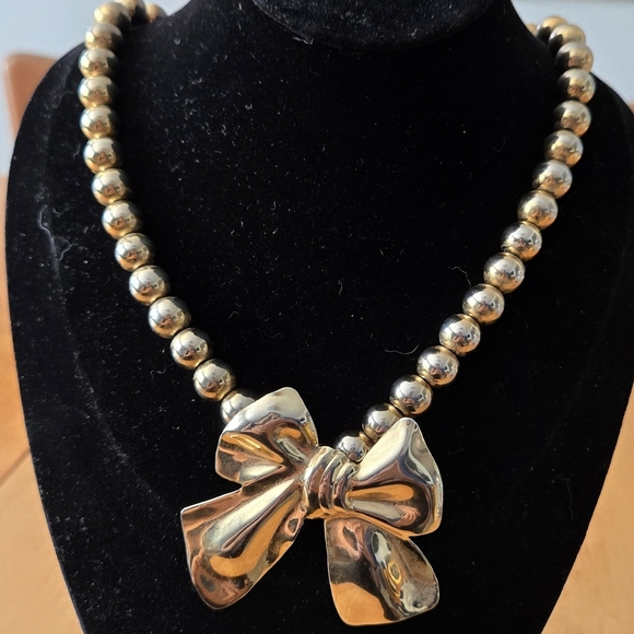Jewelry - Elegant Gold Bow Necklace